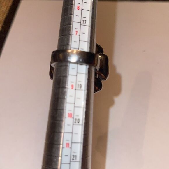 NWOT huge rhinestone flower shaped silver tone ring - Picture 8 of 8